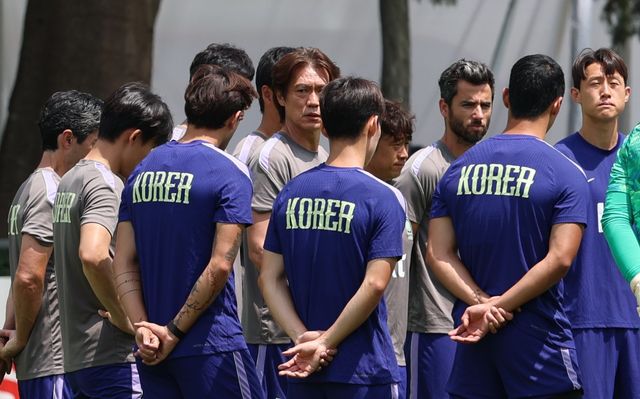 홍명보 축구국가대표팀 감독(가운데)이 20일(한국시간) 치바스 베르데 바예서 훈련 전 선수들에게 연설하고 있다. 사진제공｜대한축구협회