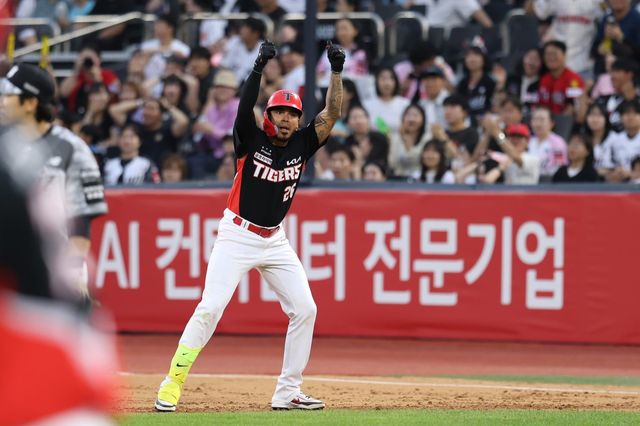 KIA 해럴드 카스트로가 21일 수원 KT전서 7회초 2타점 결승 중전 적시타를 친 뒤 세리머니를 하고 있다. 사진제공｜KIA 타이거즈