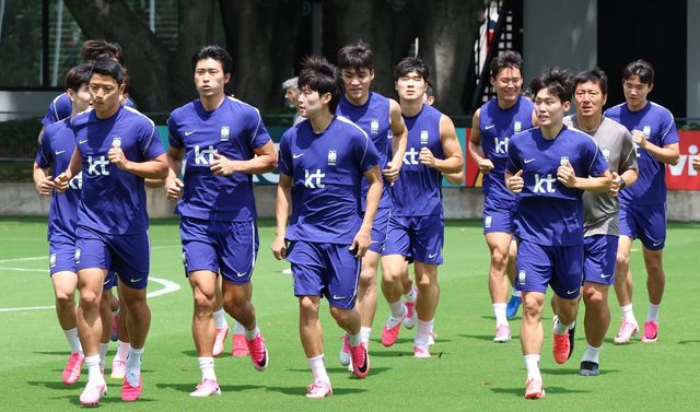 축구국가대표팀 선수들이 20일(한국시간) 치바스 베르데 바예서 가볍게 뛰며 몸을 풀고 있다. 사진제공｜대한축구협회