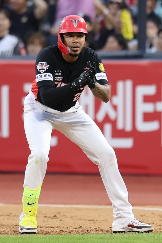 KIA 해럴드 카스트로가 21일 수원 KT전서 7회초 2타점 결승 중전 적시타를 친 뒤 세리머니를 하고 있다. 사진제공｜KIA 타이거즈