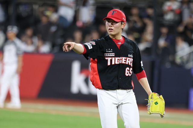 이범호 KIA 감독이 20일 수원 KT전서 0이닝 5실점으로 최악의 하루를 보낸 성영탁(사진)을 격려했다. 사진제공｜KIA 타이거즈