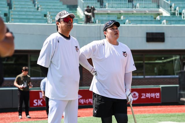 울산 최지만(오른쪽)이 27일 롯데와 퓨처스(2군)리그서 KBO리그 데뷔전을 치를 전망이다. 사진제공｜울산 웨일즈