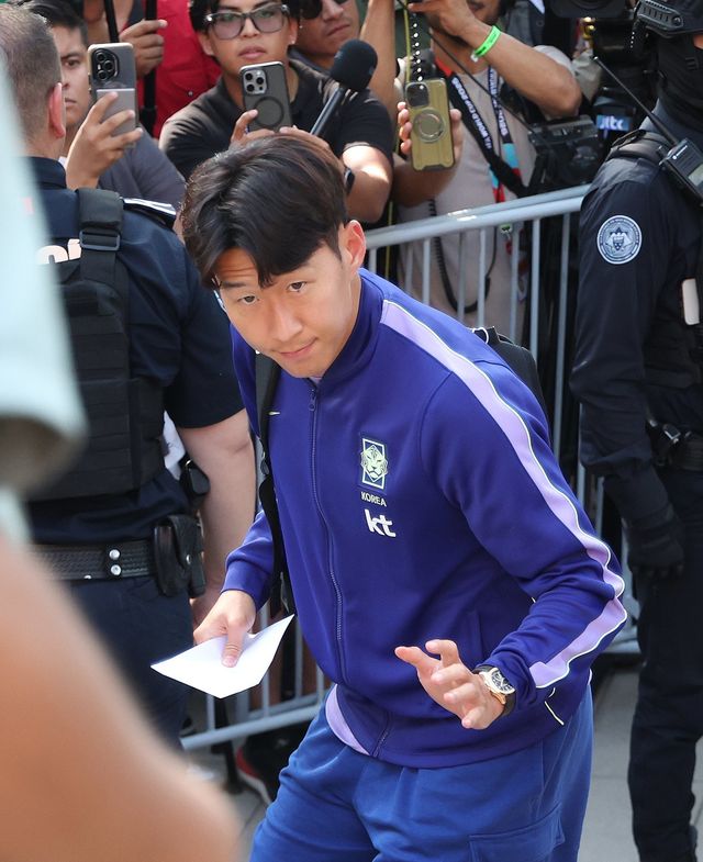 축구국가대표팀 주장 손흥민이 22일(한국시간) 멕시코 누에보레온주 몬테레이의 대표팀 숙소에 들어가며 팬들에게 인사하고 있다. 몬테레이｜뉴시스
