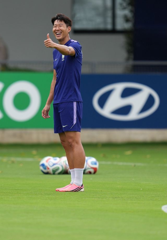 축구국가대표팀 주장 손흥민(왼쪽)이 18일(한국시간) 치바스 베르데 바예에서 훈련 도중 활짝 웃고 있다. 과달라하라｜신화뉴시스
