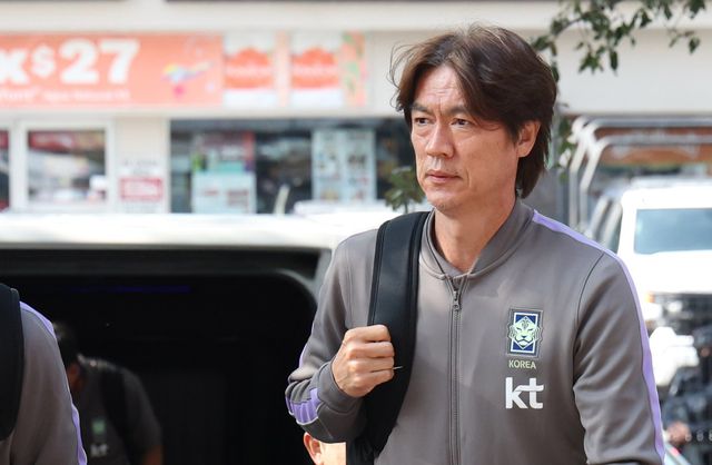 홍명보 축구국가대표팀 감독이 22일(한국시간) 멕시코 누에보레온주 몬테레이에 위치한 JW 매리어트 호텔 몬테레이로 들어가고 있다. 몬테레이｜뉴시스