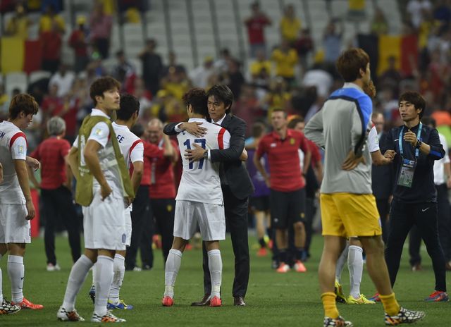 홍명보 축구국가대표팀 감독(가운데)이 2014브라질월드컵 조별리그 최종 3차전서 벨기에에 0-1로 패한 뒤 이청용과 포옹하고 있다. 사진제공｜대한축구협회