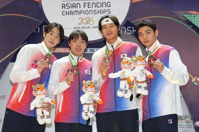 한국 펜싱 남자 사브르 대표팀 도경동, 박상원, 오상욱, 황희근(왼쪽부터)이 22일(한국시간) 인도 뉴델리서 열린 아시아선수권대회 단체전서 우승한 뒤 기뻐하고 있다. 사진출처｜국제펜싱연맹 인스타그램