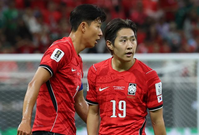 축구국가대표팀 손흥민(왼쪽)과 이강인이 12일(한국시간) 체코와 북중미월드컵 조별리그 A조 1차전 도중 프리킥 기회를 얻고 상의하고 있다. 과달라하라｜뉴시스