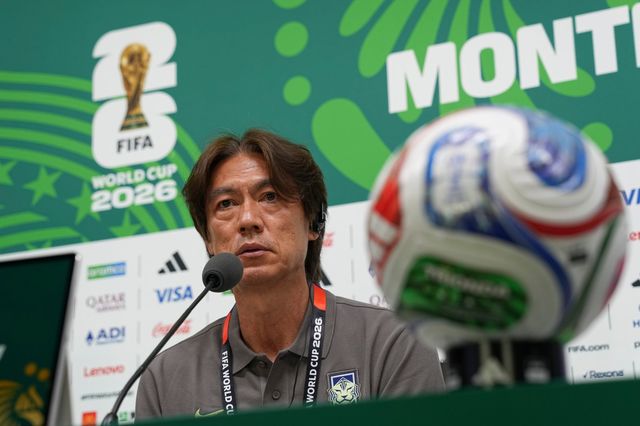 홍명보 축구국가대표팀 감독이 남아공과 북중미월드컵 조별리그 A조 최종 3차전을 하루 앞둔 24일(한국시간) 멕시코 누에보레온주 몬테레이 스타디움서 열린 기자회견서 취재진의 질문에 답하고 있다. 몬테레이｜AP뉴시스