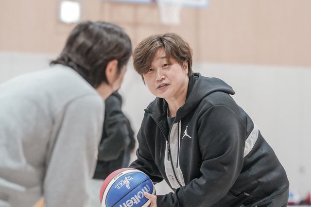 유영주 전 BNK 감독(오른쪽)이 학생들을 대상으로 농구 강습을 하고 있다. 사진제공｜WKBL