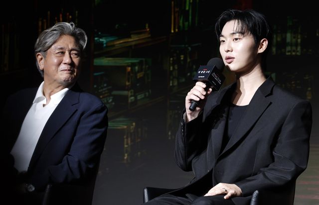 [서울=뉴시스] 김혜진 기자 = 배우 최현욱이 24일 오전 서울 마포구 호텔나루에서 열린 넷플릭스 ‘맨 끝줄 소년’ 제작발표회에서 인사말을 하고 있다. 2026.06.24. jini@newsis.com