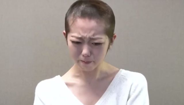미네기시 미나미는 지난 2013년 연애 금지 조항을 위반했다는 보도가나오자, 스스로 머리를 밀고 눈물을 흘리며 사죄하는 영상을 유튜브에 올려 큰 충격을 준 바 있다. 사진제공 | 유튜브 캡처