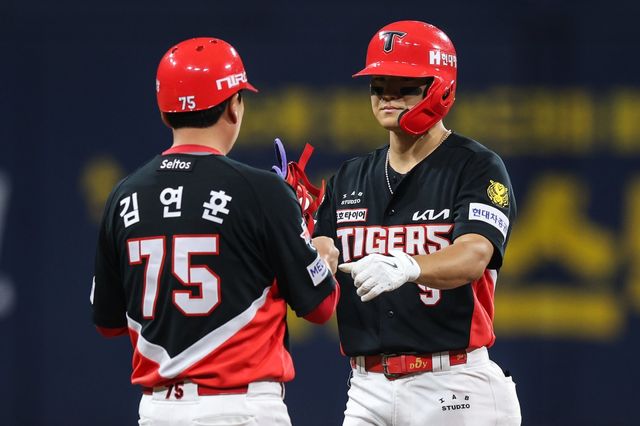 KIA 김도영(오른쪽)이 24일 고척 키움전 1회초 2루타를 쳐낸 뒤 김연훈 코치와 하이파이브를 하고 있다. 사진제공｜KIA 타이거즈