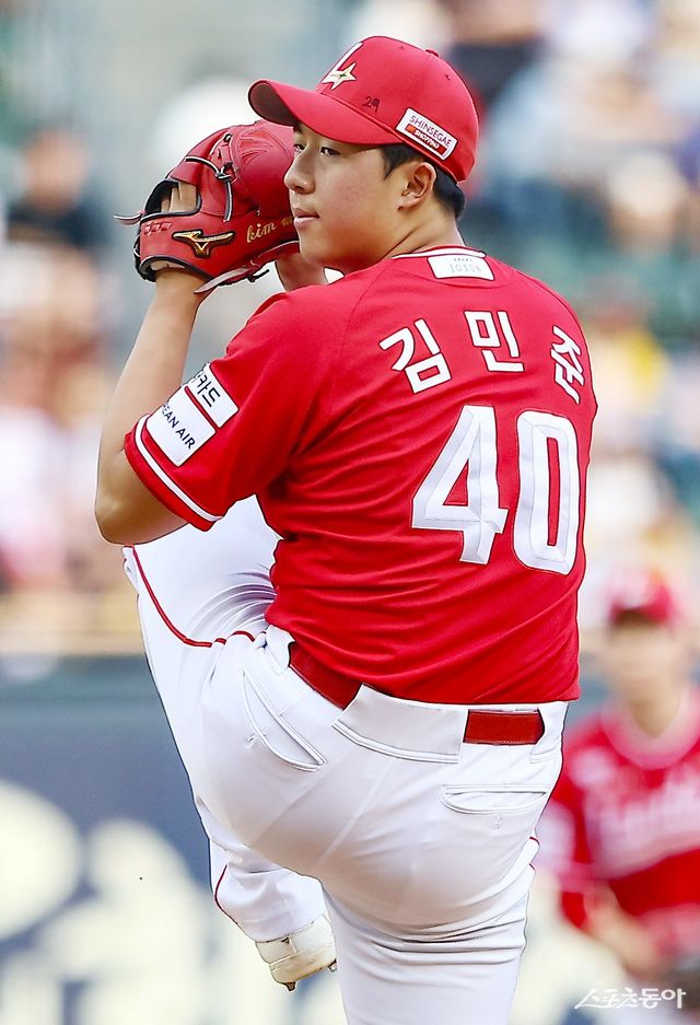 SSG 김민준이 24일 수원 KT전서 5이닝 1실점 역투로 데뷔 첫 승을 신고했다. 사진제공｜SSG 랜더스