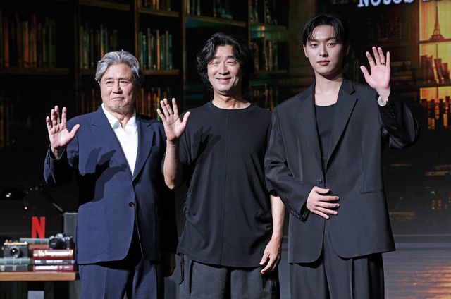 [서울=뉴시스] 김혜진 기자 = 배우 최민식(왼쪽부터), 김규태 감독, 최현욱이 24일 오전 서울 마포구 호텔나루에서 열린 넷플릭스 ‘맨 끝줄 소년’ 제작발표회에서 포즈를 취하고 있다. 2026.06.24. jini@newsis.com