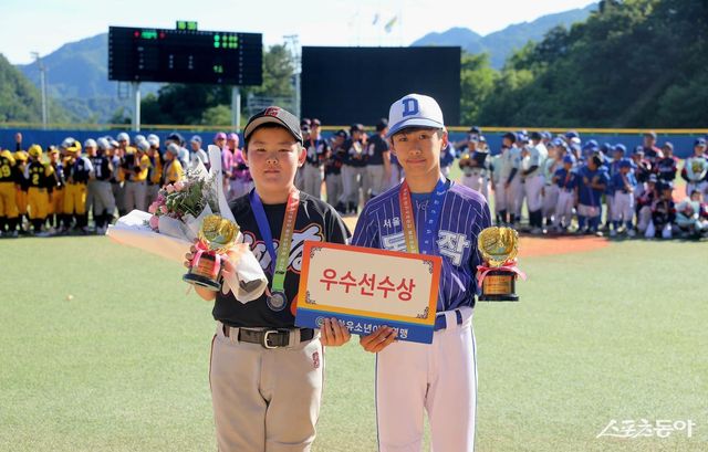 제2회 횡성한우리배 전국유소년야구대회 유소년(U-13) 청룡 우수선수상을 받은 일산자이언츠유소년야구단 이재우(왼쪽)와 동작구유소년야구단 이지형. 사진제공｜대한유소년야구연맹