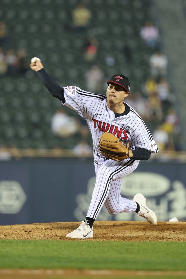 LG 약셀 리오스는 24일 삼성전서 시속 161.7㎞의 빠른 볼을 던지며 KBO 정규시즌 최고 구속을 기록했다. 그러나 염경엽 LG 감독은 리오스의 빠른 볼보다 그의 커브에 더 집중하고 있다. 사진제공｜LG 트윈스