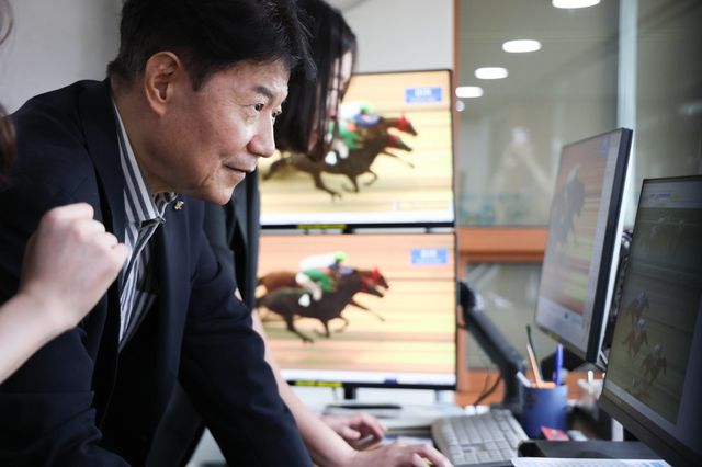 &nbsp;순위판정 운영부서에서 일일 운영원 체험을 하는 우희종 회장. 사진제공｜한국마사회
