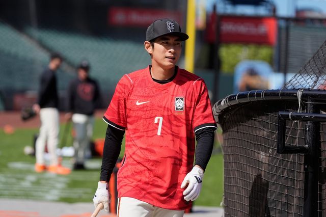 샌프란시스코 이정후가 25일(한국시간) 오라클파크서 열린 애슬레틱스전에 앞서 대한민국 축구대표팀 주장 손흥민의 유니폼을 입고 훈련을 하고 있다. 샌프란시스코｜AP뉴시스