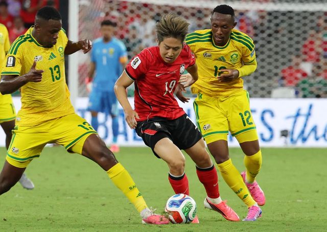 축구국가대표팀 미드필더 이강인(가운데)이 25일(한국시간) 멕시코 누에보레온주 몬테레이 스타디움서 열린 남아공과 북중미월드컵 조별리그 A조 최종 3차전 도중 드리블하고 있다. 몬테레이｜뉴시스