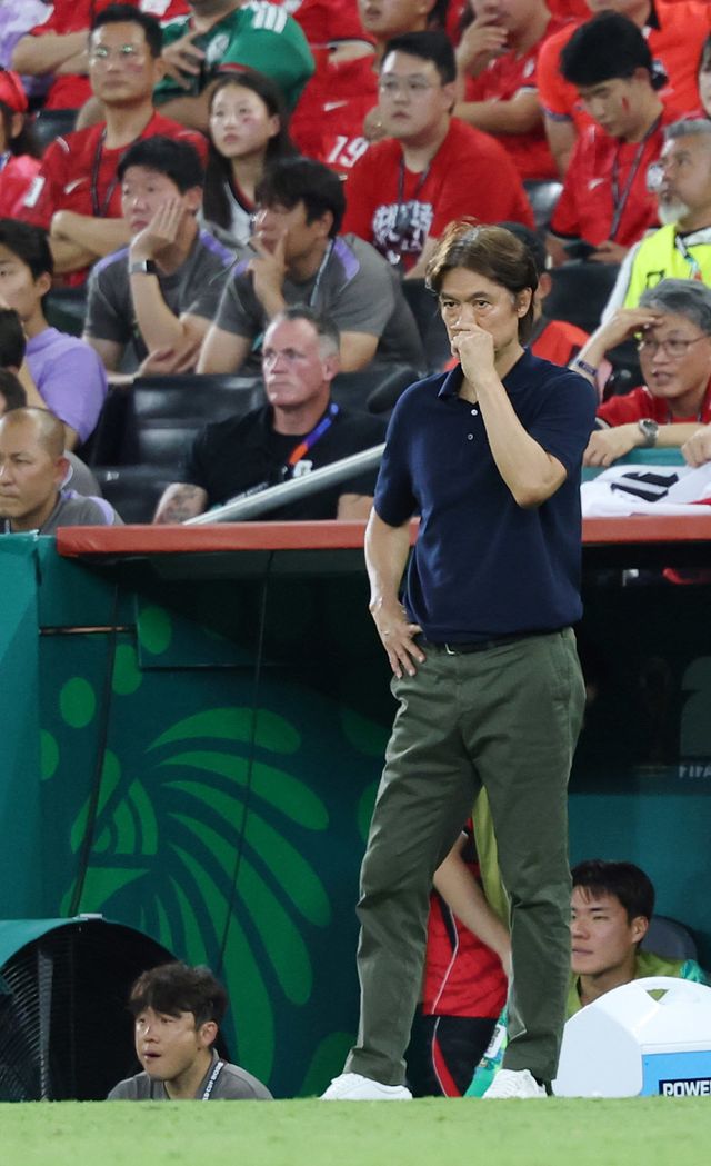 홍명보 축구국가대표팀 감독이 25일(한국시간) 몬테레이 스타디움서 열린 남아공전 도중 그라운드를 바라보고 있다. 몬테레이｜뉴시스