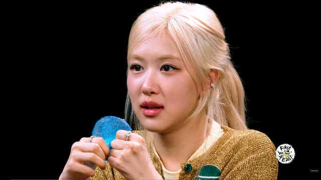 ‘촉감 완구’가 젊은 세대의 기호품으로 급부상하고 있다. 블랙핑크 로제는 스트레스 볼 ‘니도’를 애용하는 모습을 콘텐츠로 선보였다. 사진 캡처｜유튜브 채널 ‘First We Feast’