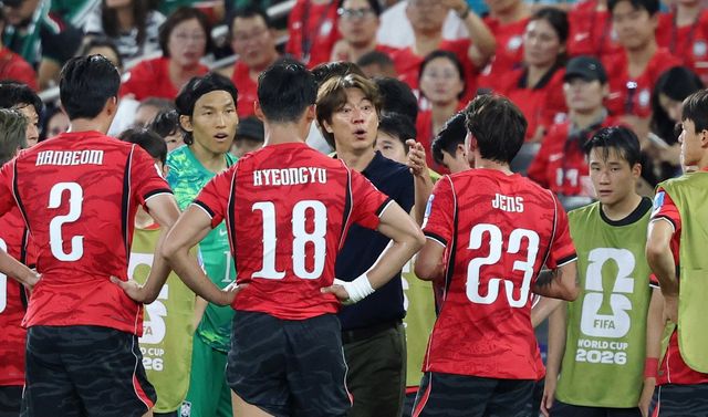 축구국가대표팀 홍명보 감독(가운데)이 25일(한국시간) 몬테레이 스타디움서 열린 남아공전 도중 선수들에게 작전을 지시하고 있다. 몬테레이｜뉴시스