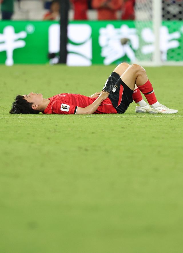 축구국가대표팀 미드필더 황인범이 25일(한국시간) 몬테레이 스타디움서 열린 남아공전서 0-1로 패한 뒤 그라운드에 드러누워 아쉬워하고 있다. 몬테레이｜뉴시스
