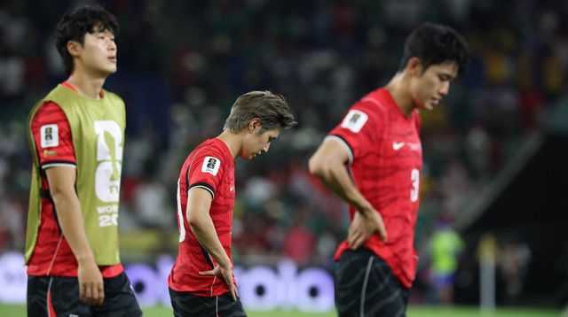 축구국가대표팀 선수들이 25일(한국시간) 몬테레이 스타디움서 열린 남아공전서 0-1로 진 뒤 아쉬워하고 있다. 몬테레이｜뉴시스