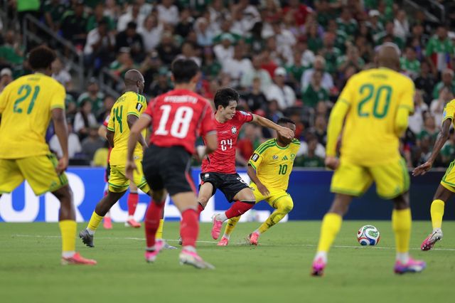 축구국가대표팀 미드필더 김진규(24번)가 25일(한국시간) 남아공전 도중 볼을 다투고 있다. 사진제공｜대한축구협회