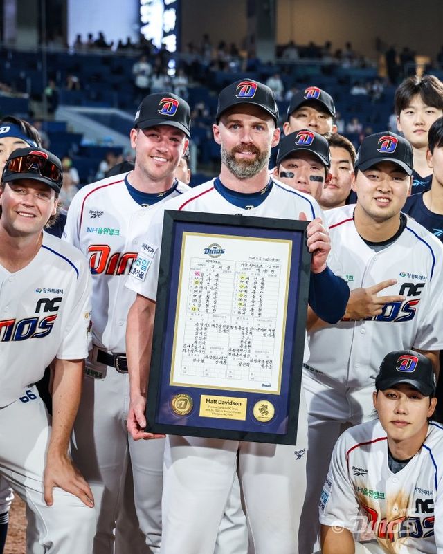 맷 데이비슨(가운데)은 26일 창원 키움전을 끝으로 NC와 동행을 마무리했다. 그는 국내 구단과 해외 구단 등 다양한 선택지를 열어두고 선수 생활을 이어갈 계획이다. 사진제공｜NC 다이노스