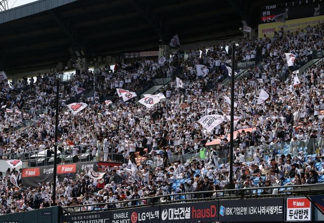 두산이 28일 잠실 KIA전서 올 시즌 23번째 홈경기 매진을 기록했다. 뉴시스