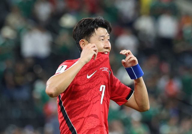 축구국가대표팀 공격수 손흥민이 25일(한국시간) 몬테레이 스타디움서 열린 남아공전서 0-1로 패한 뒤 아쉬워하고 있다. 몬테레이｜뉴시스
