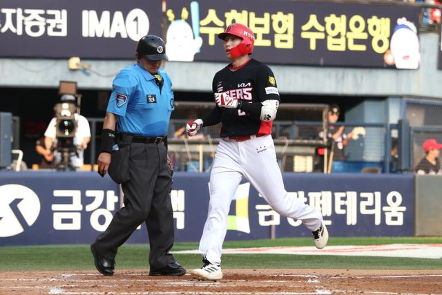 KIA 김호령이 28일 잠실 두산전 5회초 2점홈런을 쳐낸 뒤 홈을 밟고 있다. 사진제공｜KIA 타이거즈