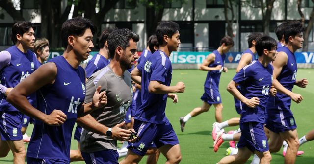 축구국가대표팀 선수들이 27일 멕시코 할리스코주 사포판의 치바스 베르데 바예서 가볍게 뛰며 몸을 풀고 있다. 사포판｜뉴시스