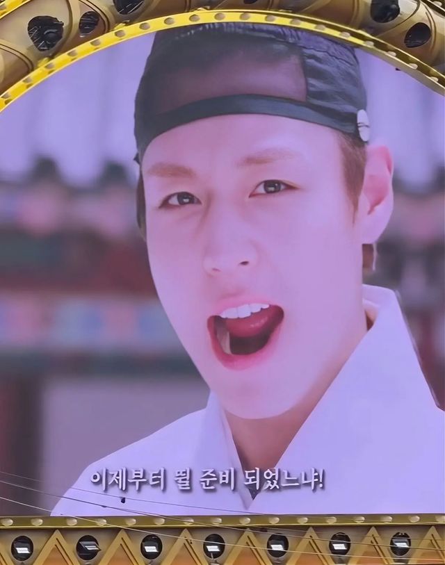 올해 싸이 ‘흠뻑쇼’의 오프닝을 장식한 박지훈. 박지훈은 영화 ‘왕과 사는 남자’의 세계관을 패러디한 영상에서 한복 차림을 한 단종 이홍위로 모처럼 등장했다.