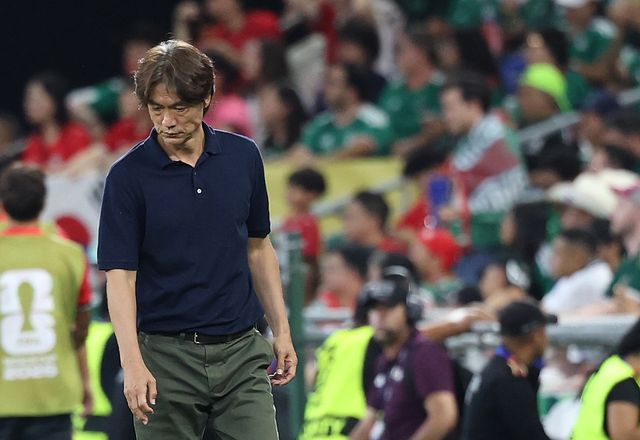 홍명보 축국가대표팀 감독이 19일(한국시간) 과달라하라 스타디움서 열린 멕시코전 도중 고개를 숙이고 있다. 과달라하라｜뉴시스