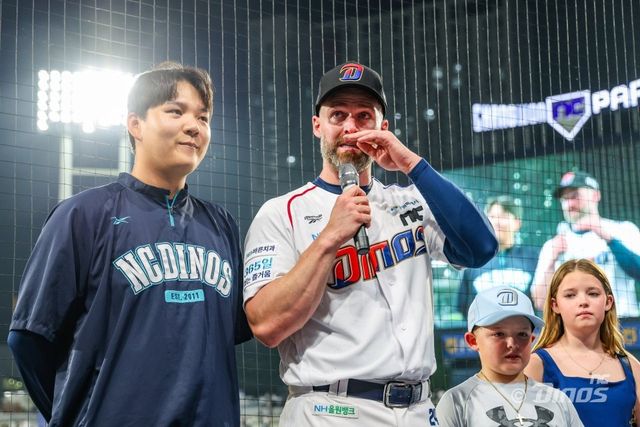 맷 데이비슨(왼쪽 두 번째)은 26일 창원 키움전을 끝으로 NC와 동행을 마무리했다. 그는 국내 구단과 해외 구단 등 다양한 선택지를 열어두고 선수 생활을 이어갈 계획이다. 사진제공｜NC 다이노스