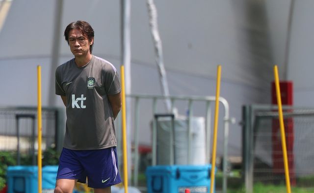 축구국가대표팀 홍명보 감독이 28일(한국시간) 멕시코 할리스코주 사포판의 치바스 베르데 바예서 선수단 훈련을 지켜보고 있다. 사포판｜뉴시스