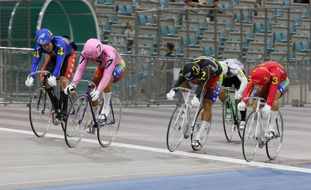 정종진(왼쪽에서 2번째·7번)이 6월 28일 광명스피돔에서 열린 ‘2026 KCYCLE 경륜 왕중왕전’ 특선급 결승에서 가정 먼저 결승선을 통과하고 있다. 사진제공 | 국민체육진흥공단