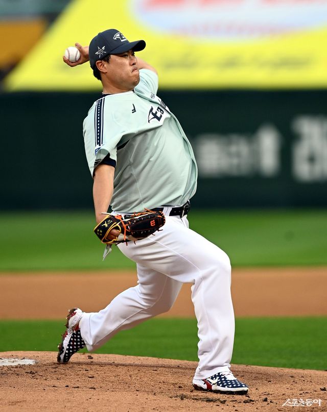 한화 류현진이 개인 통산 9번째 KBO 올스타전 초대장을 받았다. KBO는 29일 ‘2026 신한 SOL KBO 올스타전’ 감독 추천선수 명단을 발표했다. 나눔 올스타 감독을 맡은 염경엽 LG 감독은 류현진을 선발했다. 사진은 지난 2024년 올스타전에서 공을 던지고 있는 류현진. 스포츠동아DB