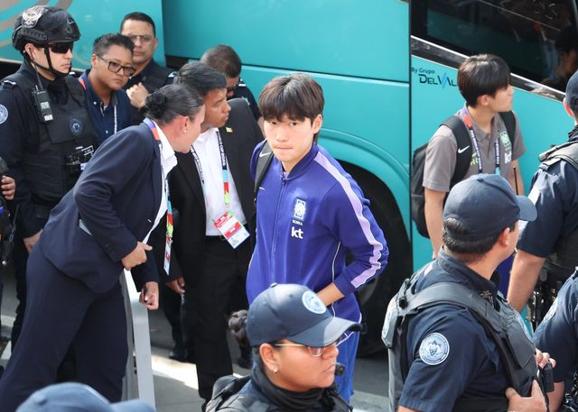 축구국가대표팀 미드필더 배준호(가운데)가 22일(한국시간) 몬테레이에 위치한 대표팀 숙소로 입성하고 있다. 몬테레이│뉴시스
