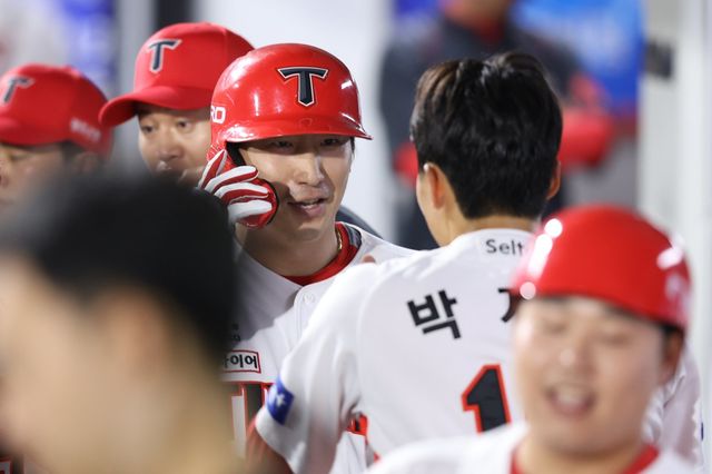 KIA 박재현은 나성범(왼쪽)의 조언에 많은 도움을 받으며 올 시즌 눈에 띄는 발전을 이뤄냈다. 사진제공｜KIA 타이거즈