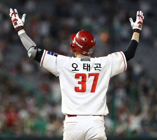 SSG 오태곤이 3일 인천 키움전서 끝내기 희생플라이를 친 뒤 세리머니를 하고 있다. 사진제공｜SSG 랜더스