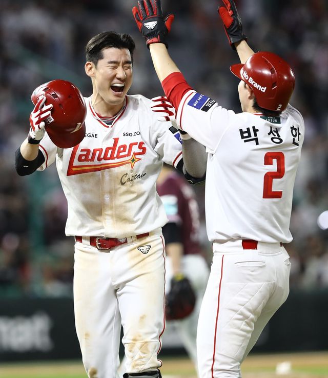 SSG 오태곤(왼쪽)이 3일 인천 키움전서 끝내기 희생플라이를 친 뒤 동료 박성한과 세리머니를 하고 있다. 사진제공｜SSG 랜더스