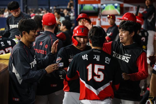KIA 박재현(15번)은 나성범(왼쪽 두 번째)의 조언에 많은 도움을 받으며 올 시즌 눈에 띄는 발전을 이뤄냈다. 사진제공｜KIA 타이거즈