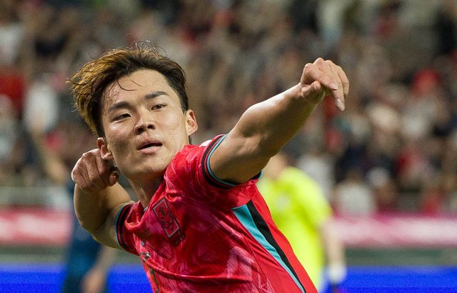 2026북중미월드컵서 개인 첫 대회 출전을 앞둔 선수 900여 명에게 특별 제작된 데뷔 패치가 부여된다. 한국은 오현규(사진)을 비롯한 15명이 이 패치를 받는다. 뉴시스