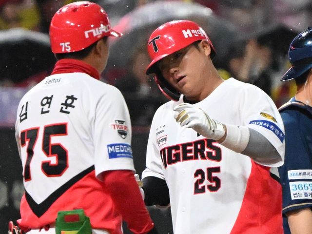 KIA 주전포수 한준수(오른쪽)는 올 시즌을 통해 공격뿐 아니라 수비서도 눈부신 발전을 이뤘다. 사진제공ㅣKIA 타이거즈