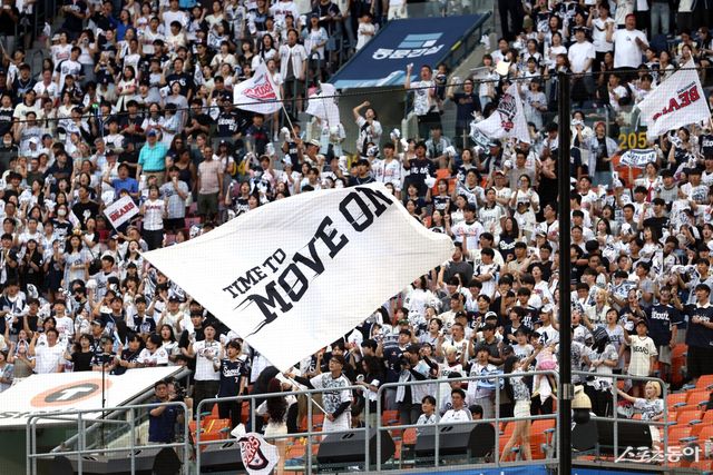 KBO리그가 역대 최소 경기 700만 관중을 달성했다. 두산 팬들이 6월 30일 잠실 롯데서 응원하고 있다. 사진제공｜두산 베어스