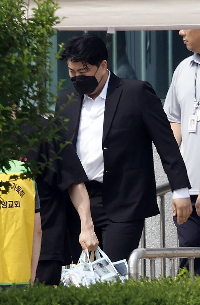 [여주=뉴시스] 김혜진 기자 = ‘음주 뺑소니’ 등의 혐의로 실형을 산 가수 김호중이 30일 오전 경기 여주시 소망교도소에서 가석방으로 출소하고 있다. 2026.06.30. jini@newsis.com
